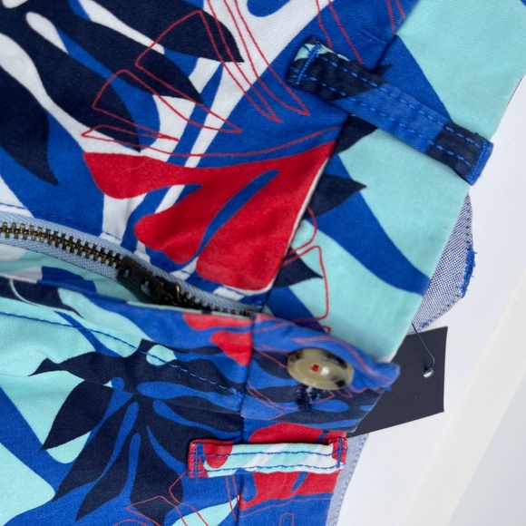 TOMMY HILFIGER 7" Regular Fit Leaf Shorts - Picture 6 of 9